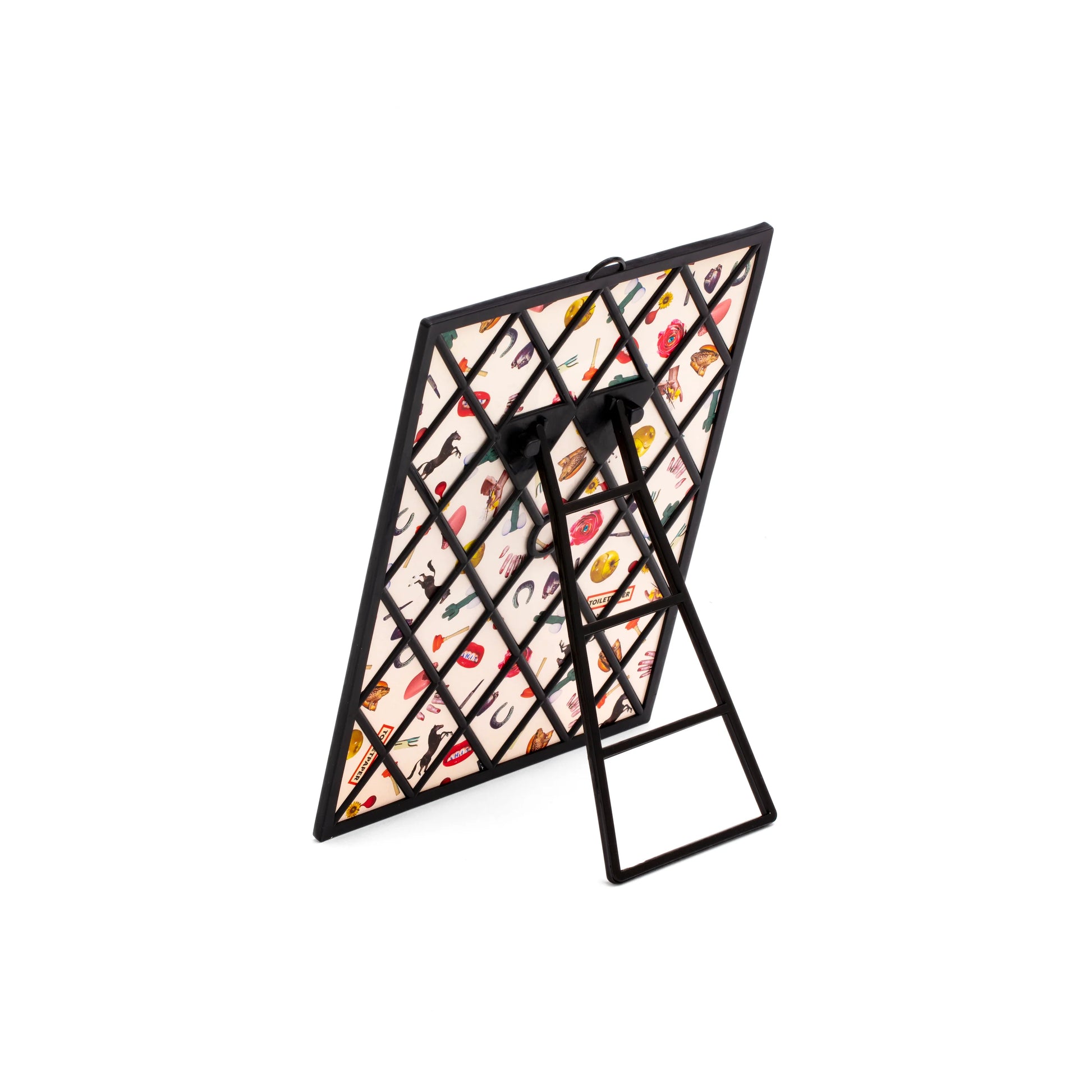 Retro dello specchio due di picche della collezione Toiletpaper di Seletti. Presente il supporto in plastica nera e un pattern contenente tutti i simboli iconici della collezione Toiletpaper