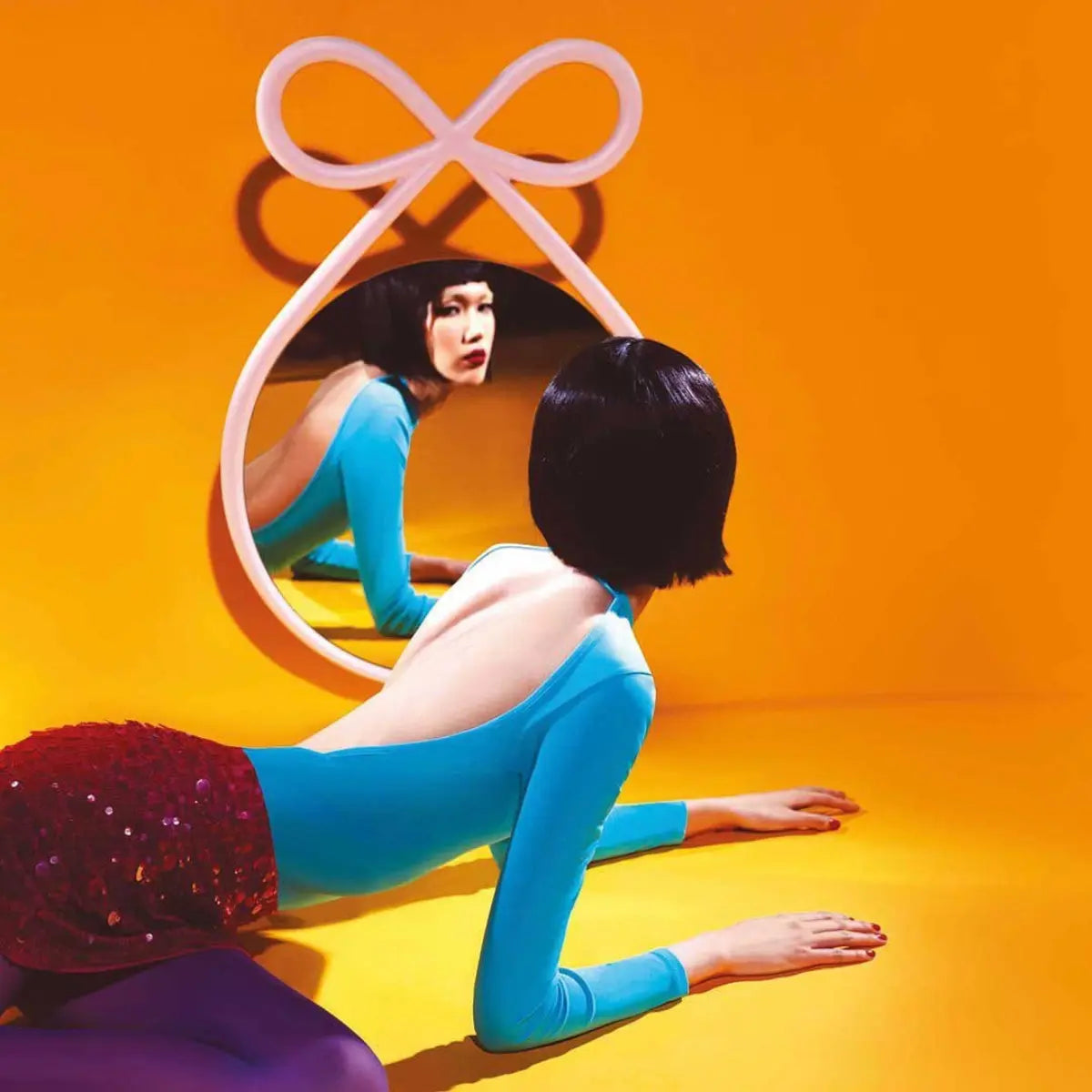 Foto editoriale specchio Ribbon rosa con ragazza che si specchia