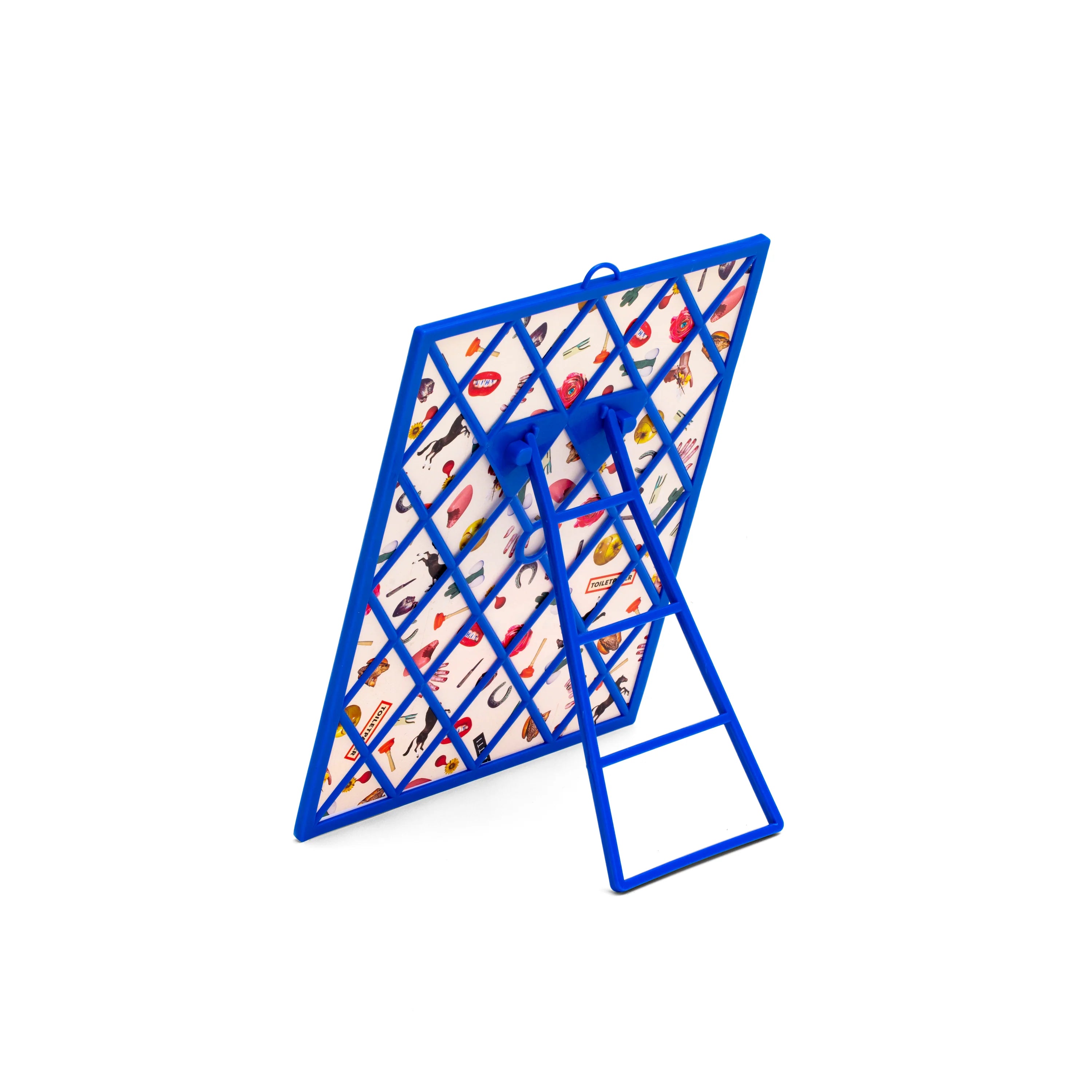 Retro dello specchio con grafica "Shit" di Toiletpaper x Seletti. Lo specchio è incorniciato in una cornice di plastica blu con supporto e gancio per essere appeso. Nel retro è presente una grafica che comprende tutti i simboli iconici della collezione. Sfondo bianco