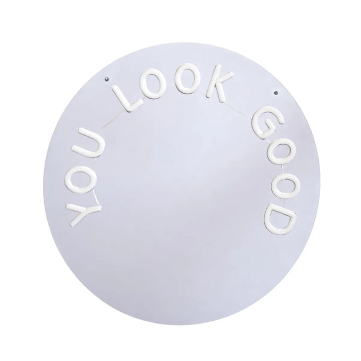 Specchio con scritta a neon you look good quando è spento