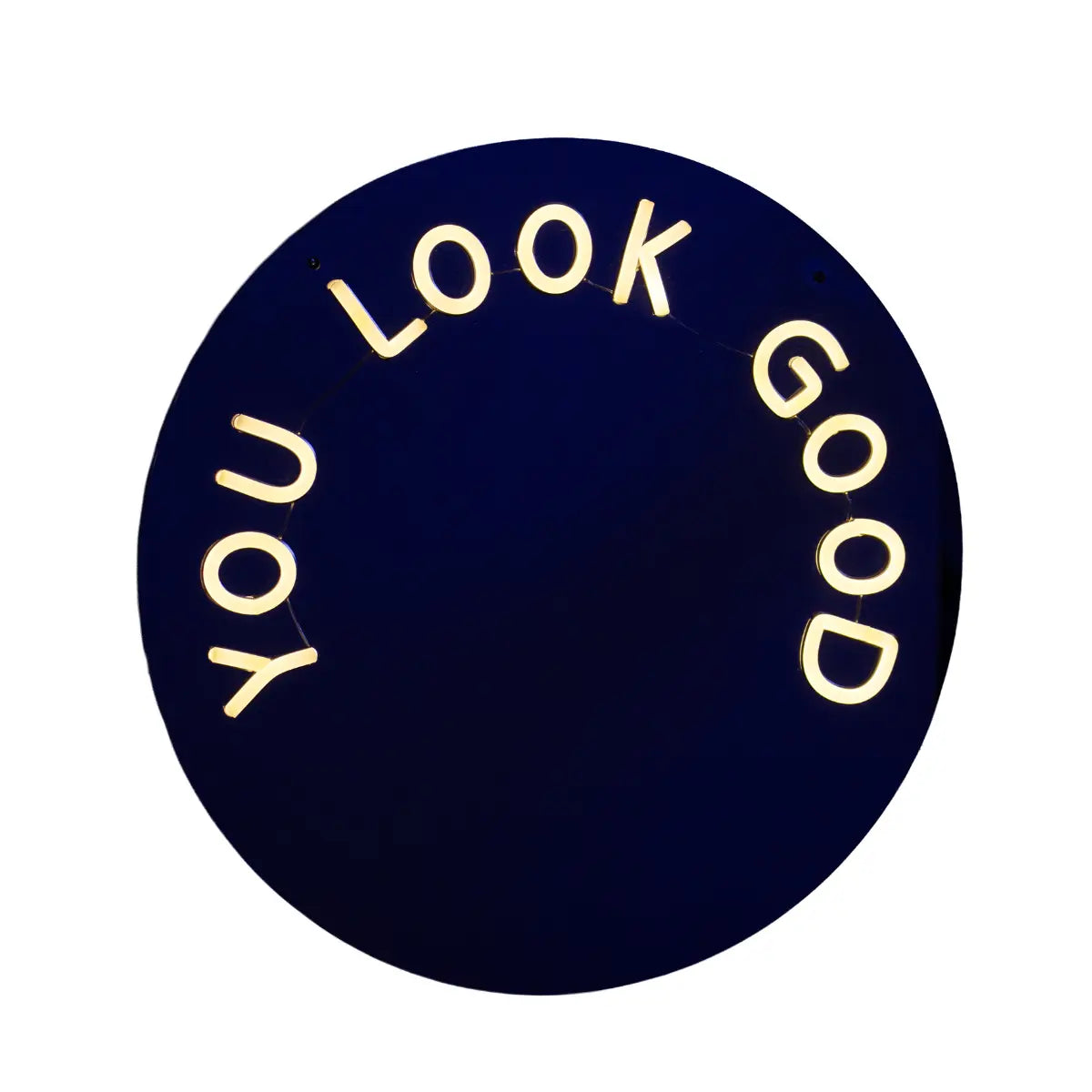 Specchio con scritta a neon you look good quando è accesso