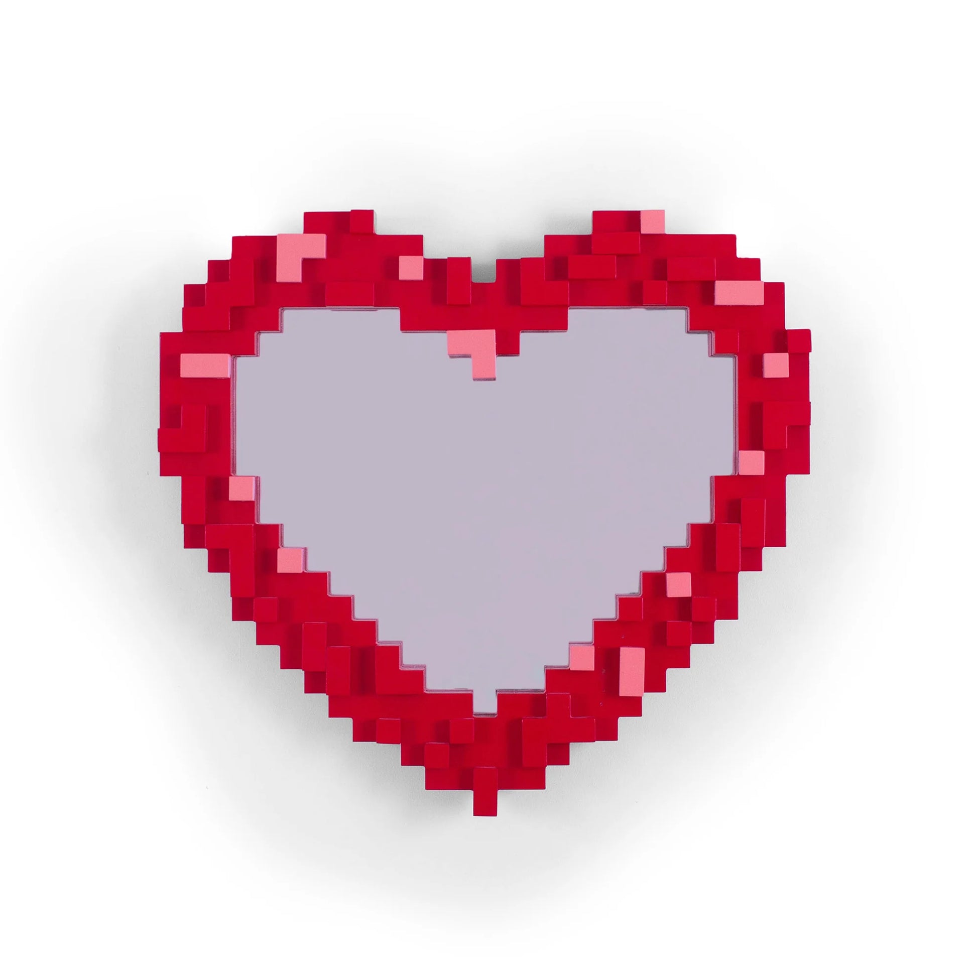 Specchio a forma di cuore con effetto pixel rosso. Sfondo bianco 