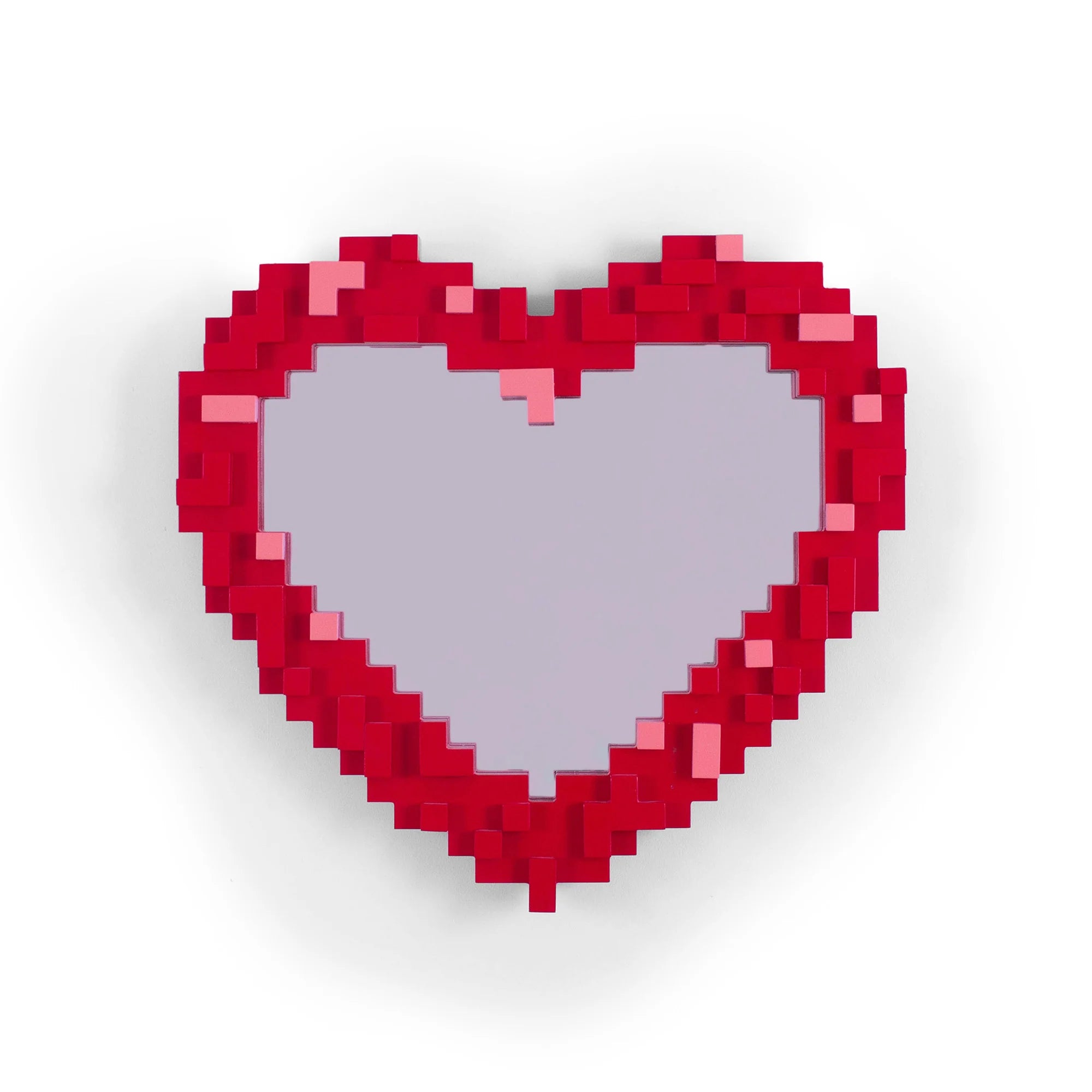 Specchio a forma di cuore con effetto pixel rosso. Sfondo bianco 