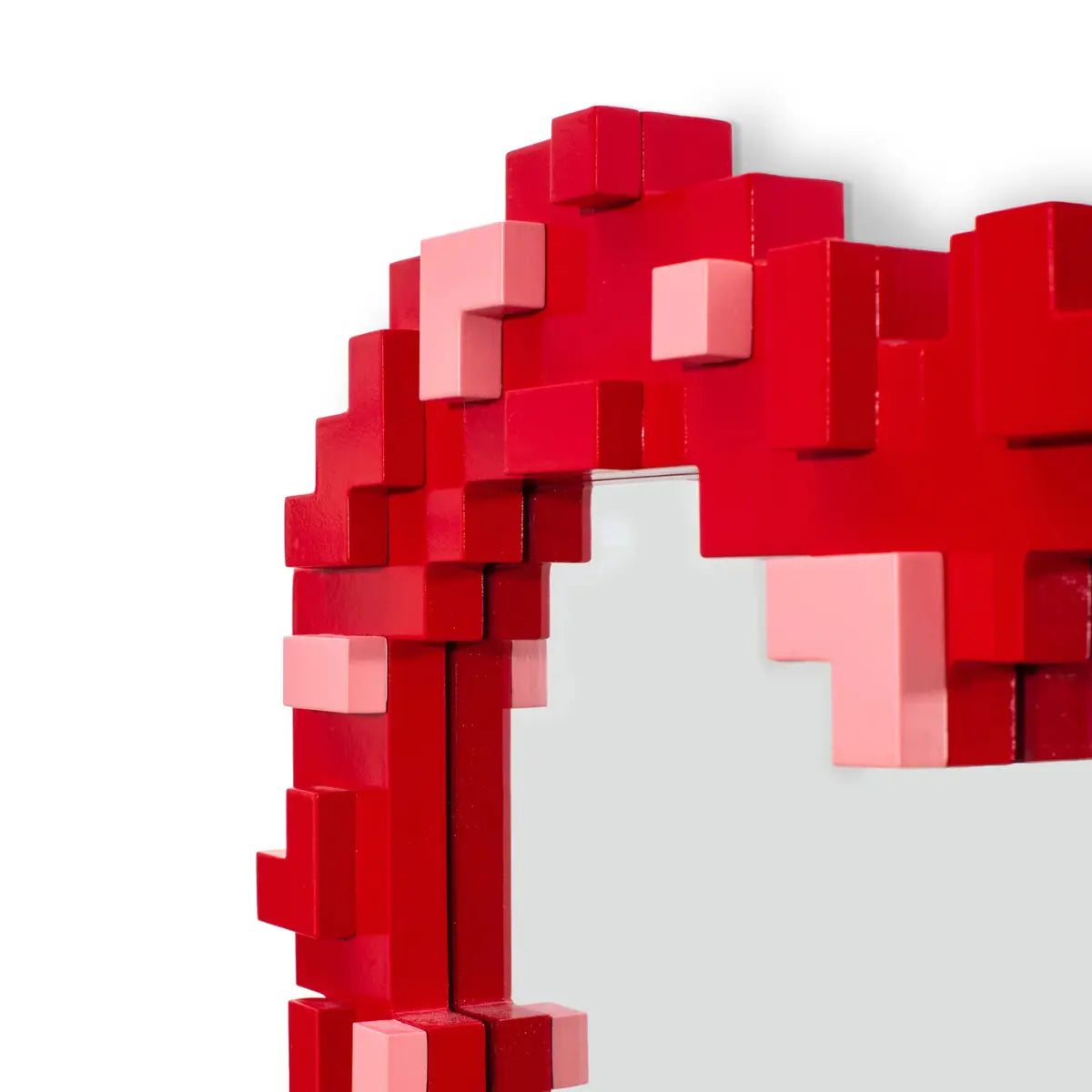 Dettaglio dello specchio a forma di cuore con effetto pixel rosso. Sfondo bianco 