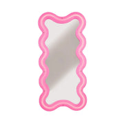 Specchio supercurve di Seletti realizzato in plexiglass rosa. Retroilluminato e dalle forme sinuose e morbide.