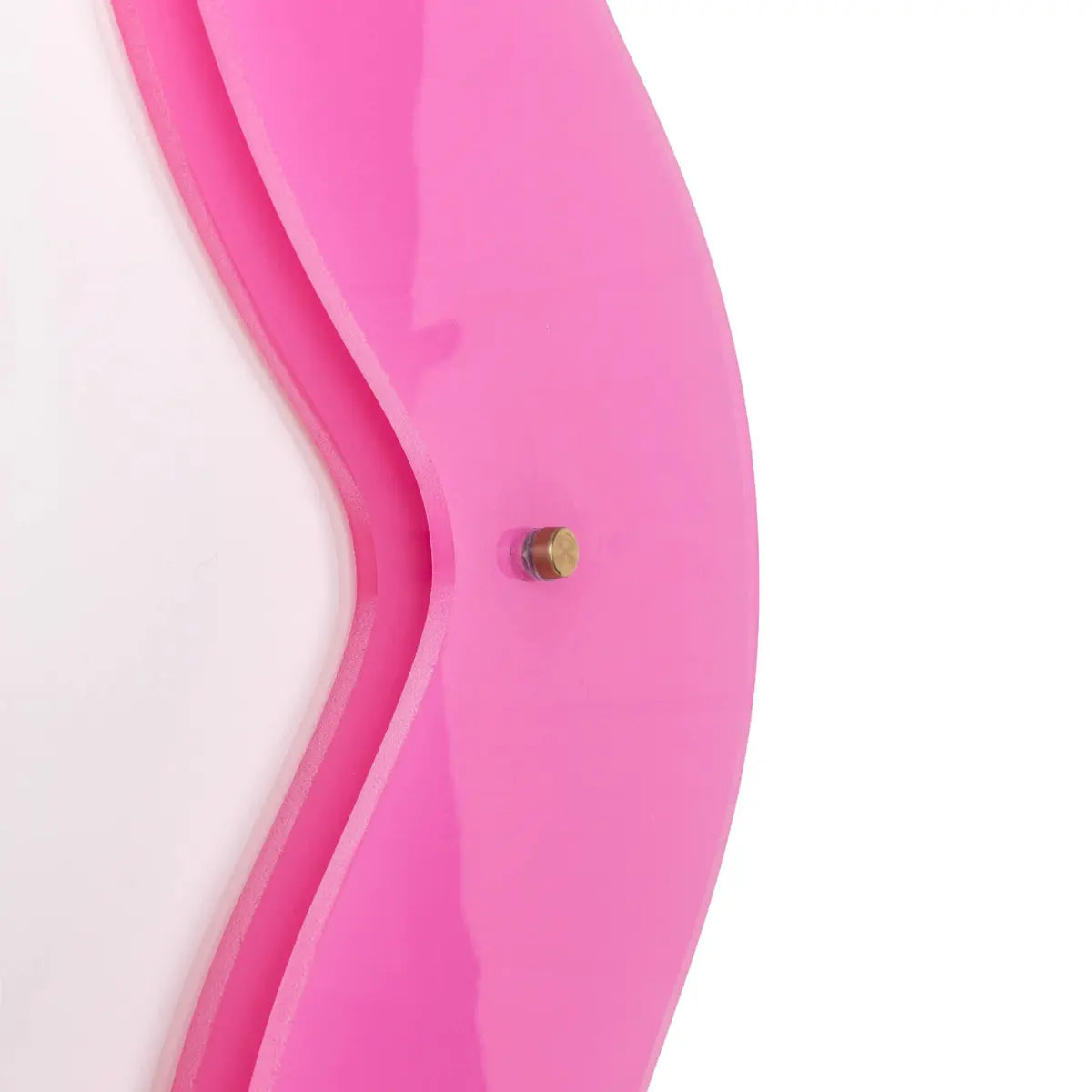 Dettaglio dello specchio supercurve di Seletti realizzato in plexiglass rosa. Retroilluminato e dalle forme sinuose e morbide.