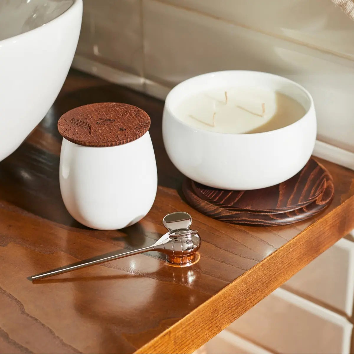 Spegni candela a forma di ape vicino a una candela spenta