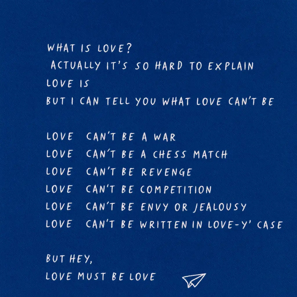Stampa bianca su tessuto blu di Linea Daria con la scritta "What is love?"