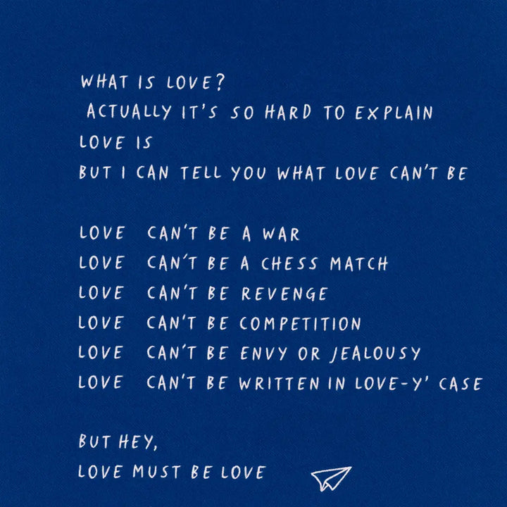 Stampa bianca su tessuto blu di Linea Daria con la scritta "What is love?"