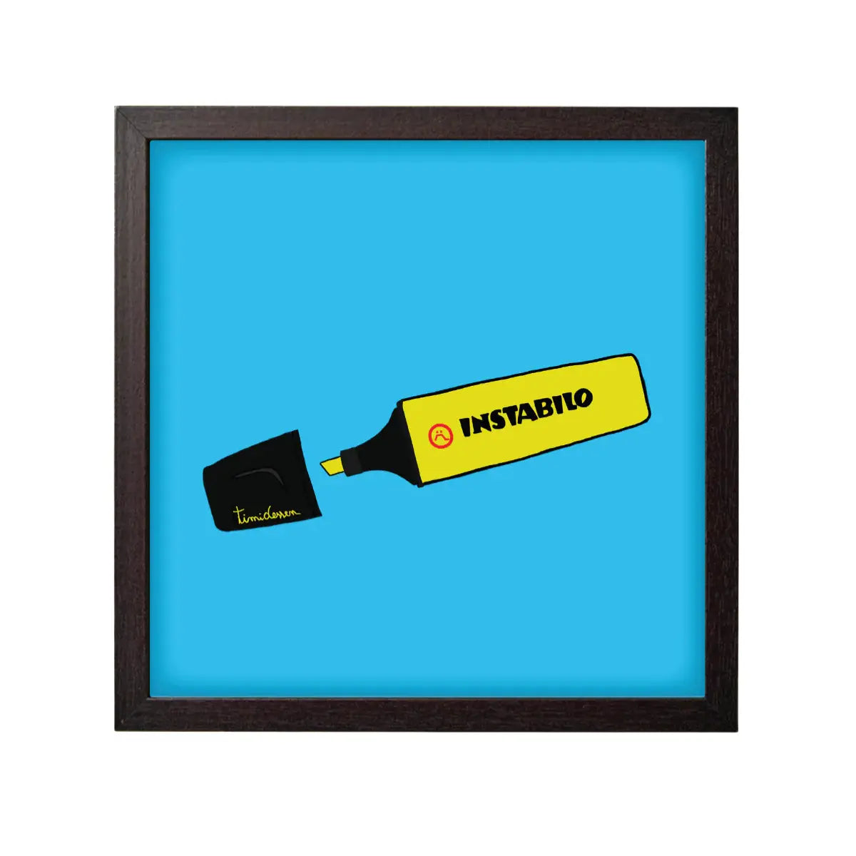 Stampa su sfondo azzurro con un evidenziatore giallo e la scritta ironica instabilo con cornice nera