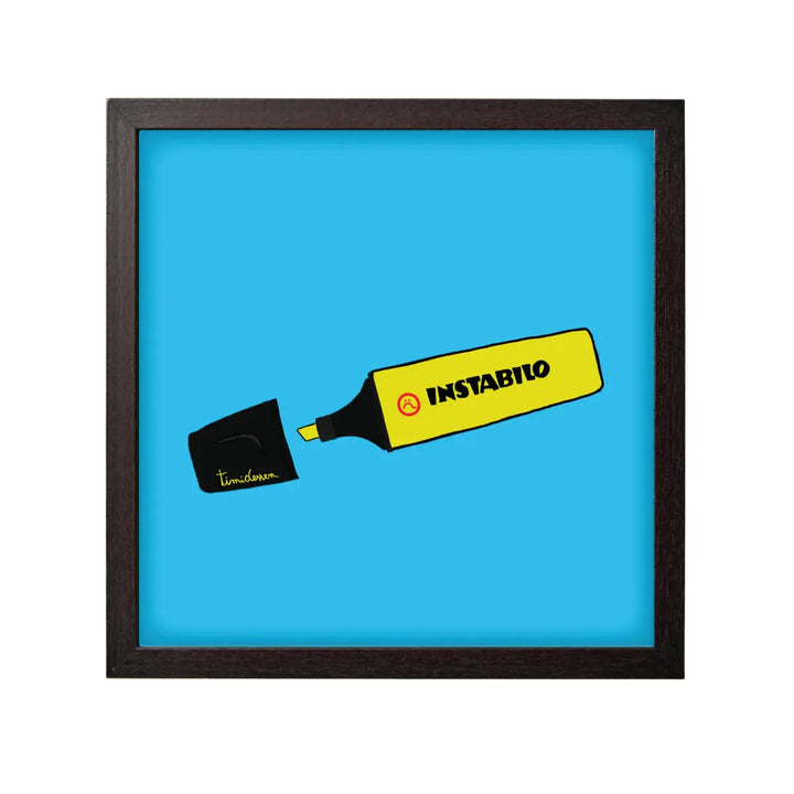 Stampa su sfondo azzurro con un evidenziatore giallo e la scritta ironica instabilo con cornice nera