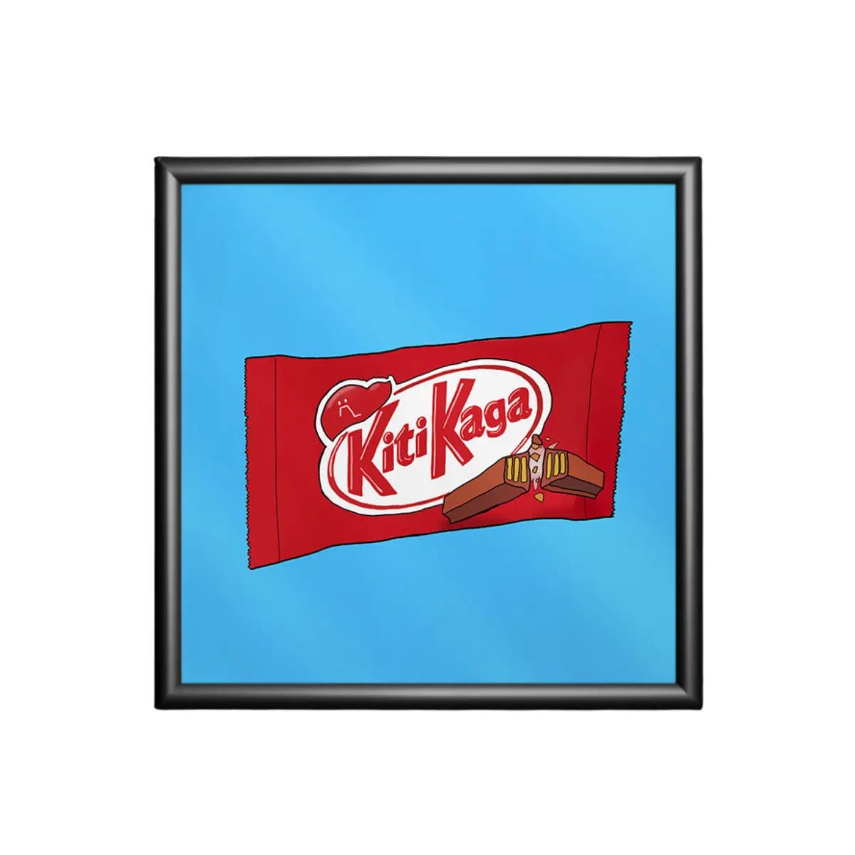 Stampa su sfondo azzurro con una confezione di kit kat e la scritta ironica kitikaga con cornice nera