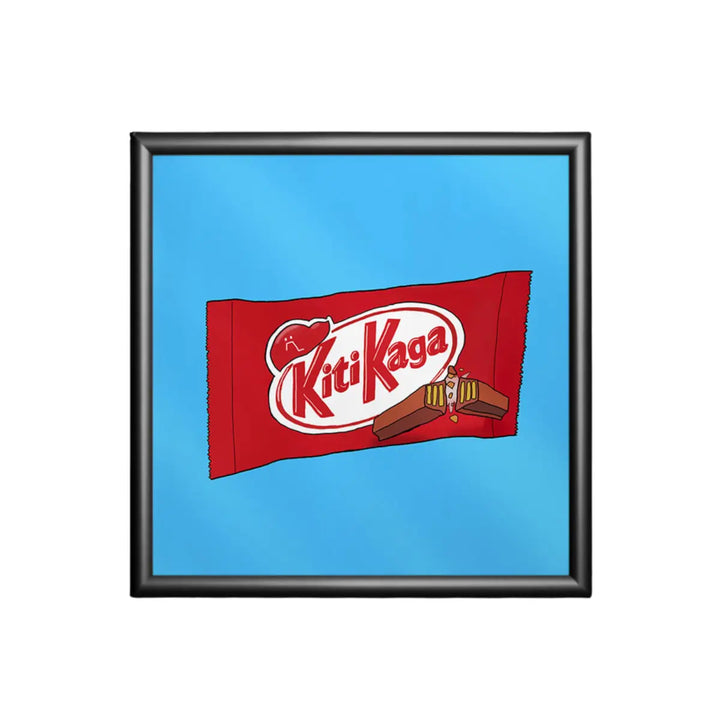 Stampa su sfondo azzurro con una confezione di kit kat e la scritta ironica kitikaga con cornice nera