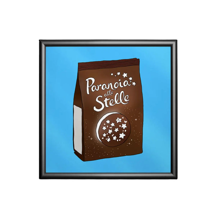 Stampa su sfondo azzurro con una confezione di biscotti e la scritta ironica paranoia alle stelle con cornice nera