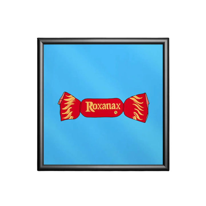 Stampa su sfondo azzurro con una caramella rossa e la scritta ironica roxanax con cornice nera