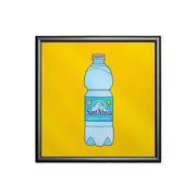 Stampa su sfondo giallo con una bottiglia d'acqua e la scritta ironica sant'ansia con cornice nera