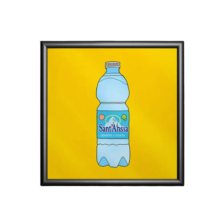 Stampa su sfondo giallo con una bottiglia d'acqua e la scritta ironica sant'ansia con cornice nera