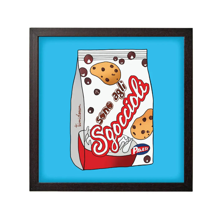 Stampa su sfondo azzurro con una scatola di biscotti e la scritta ironica sono agli sgoccioli con cornice nera