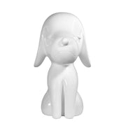 Una statua bianca a forma di cane, con occhi naso e bocca. Sfondo bianco