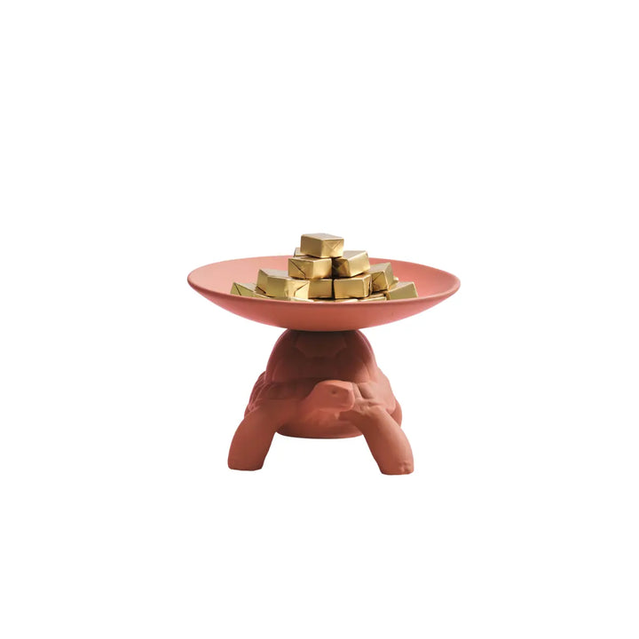 Svuotatasche in ceramica color terracotta a forma di tartaruga con un piattino sul carapace