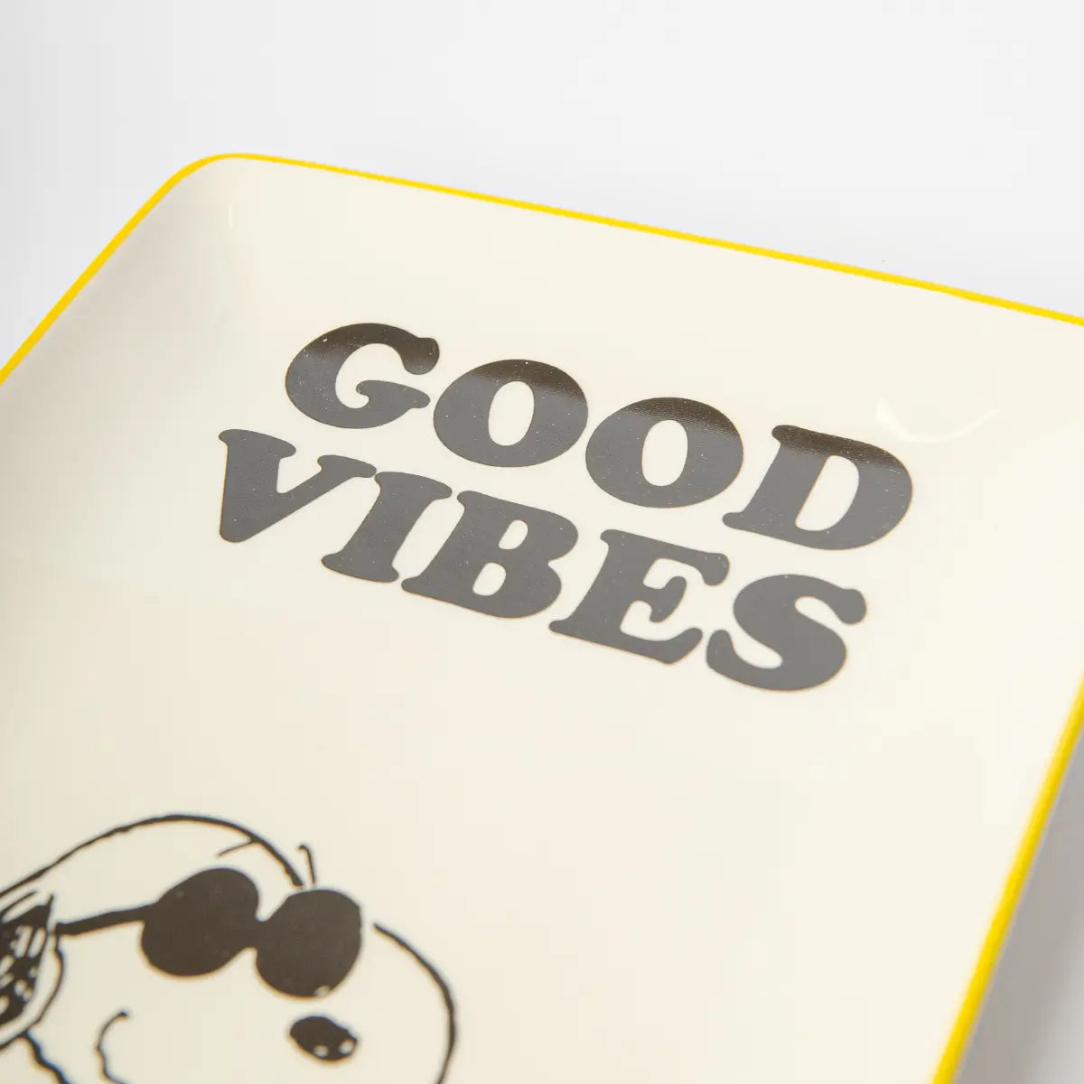 Dettaglio dello svuotatsche di Snoopy con bordo colorato, grafica e scritta Good Vibes