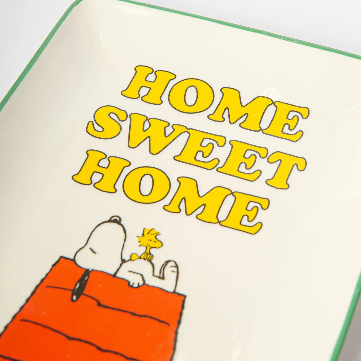 Dettaglio dello svuotatsche di SNoopy con bordo colorato, grafica e scritta Home Sweet Home