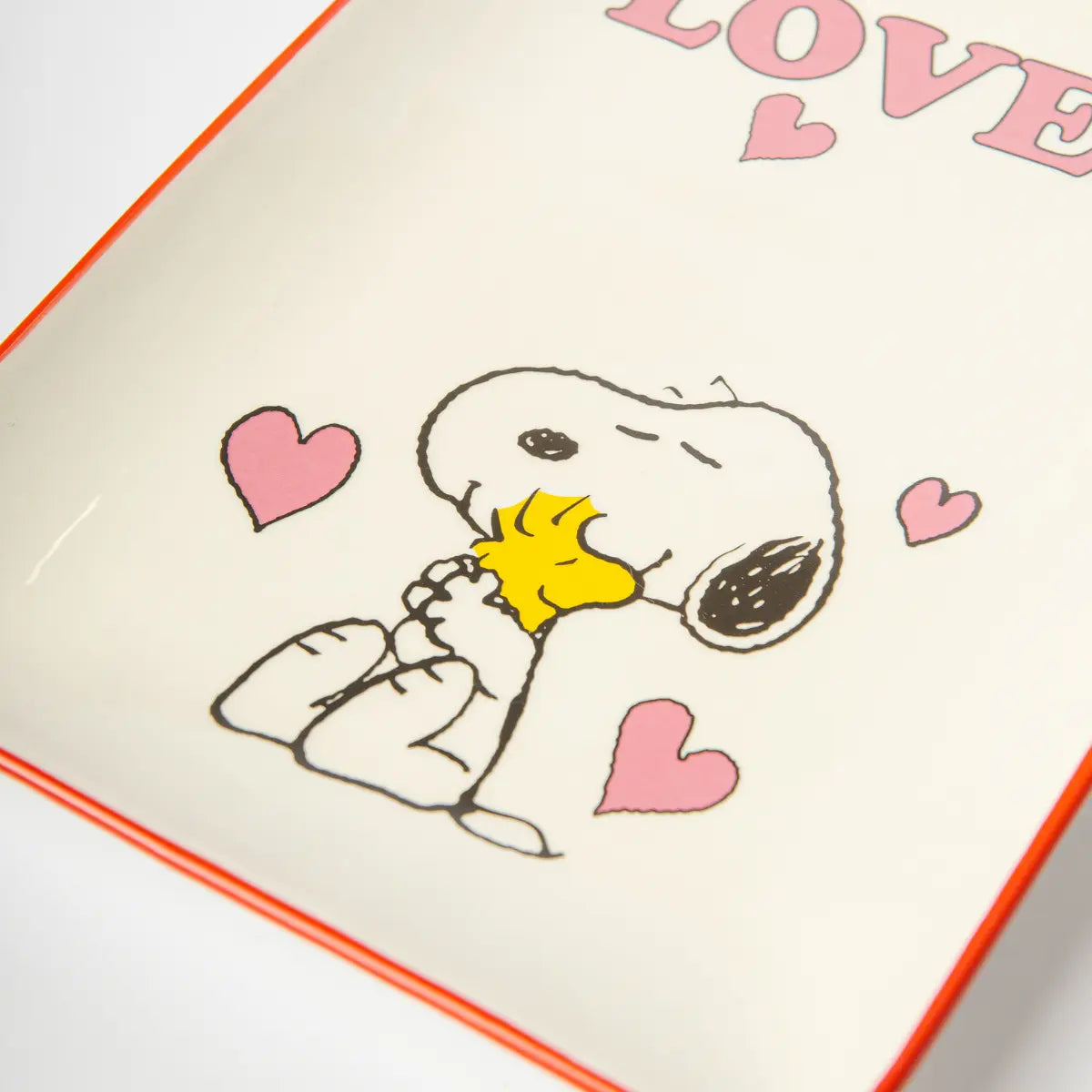Dettaglio dello svuotatsche di Snoopy con bordo colorato, grafica e scritta Love