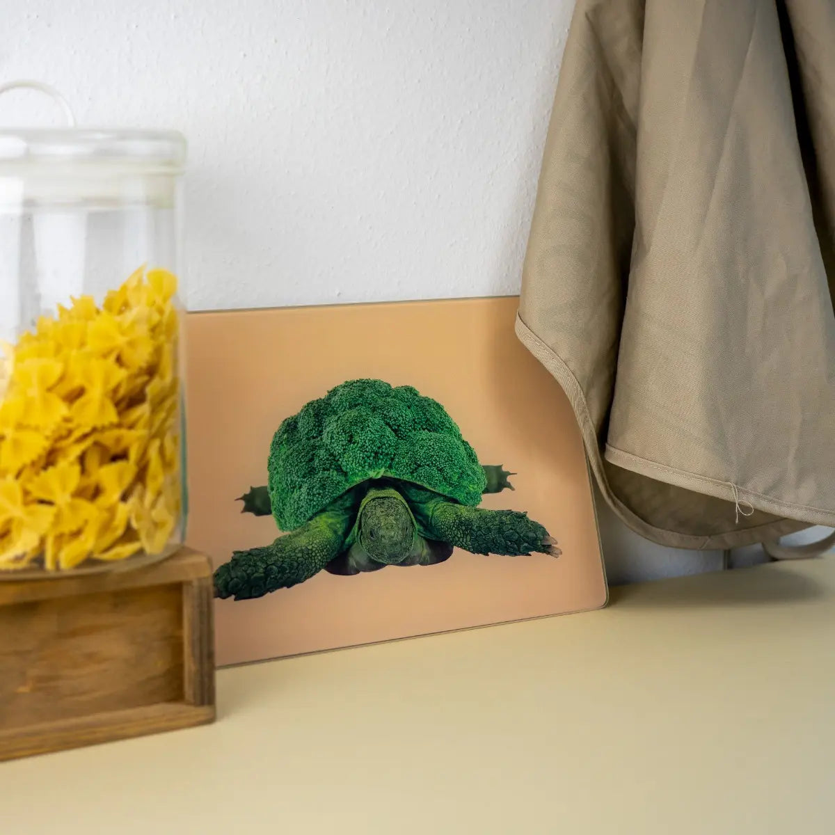 Tagliere rettangolare in vetro con tartaruga/cavolfiore appoggiato su un piano cucina