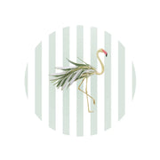tagliere rotondo in vetro con sfondo a righe bianche e verdi salvia. Decorazione di un fenicottero/rosmarino. Sfondo immagine bianco 