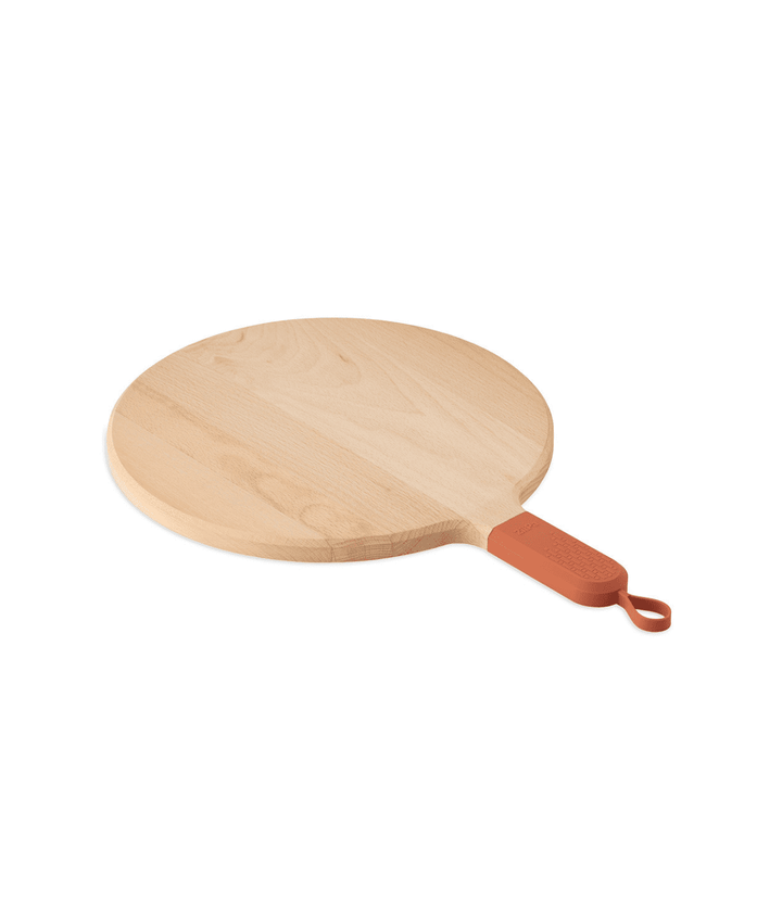 Tagliere in legno con manico terracotta e gancetto. Sfondo bianco