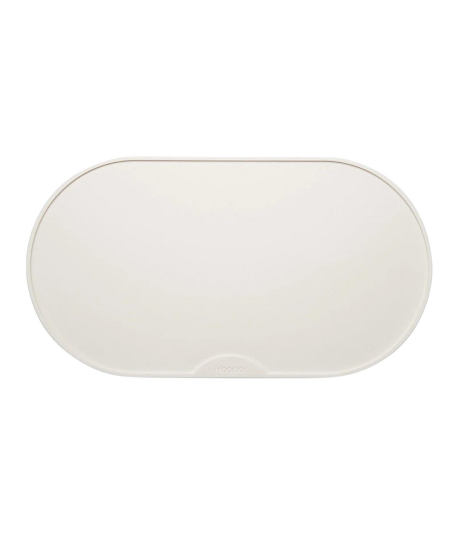 Tappetino bianco per ciotole cibo gatto in silicone. Sfondo bianco