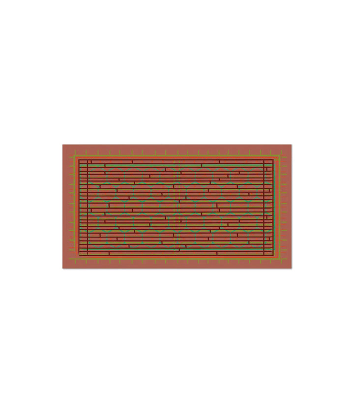 Un tappeto marrone, con righe colorate e esagoni verdi. Immagine su sfondo bianco