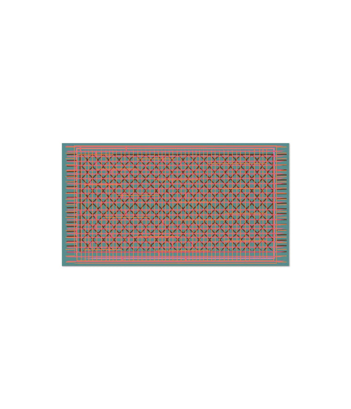 Un tappeto verde, con righe colorate e rombi marroni. Immagine su sfondo bianco