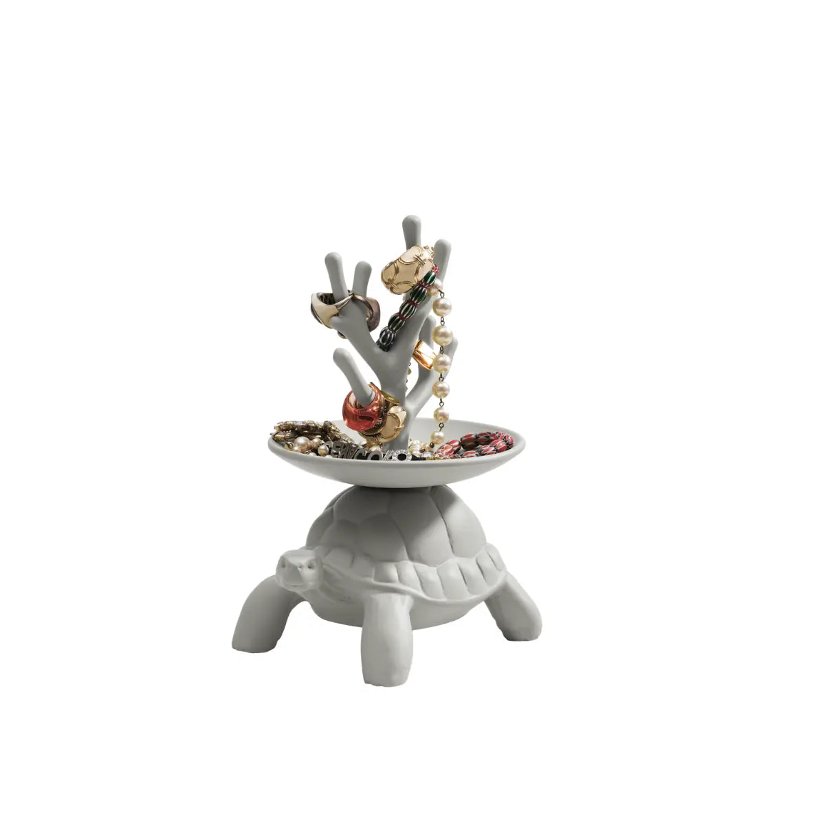 Portagioie grigio chiaro a forma di tartaruga che sorregge un piattino con un albero di corallo sul carapace