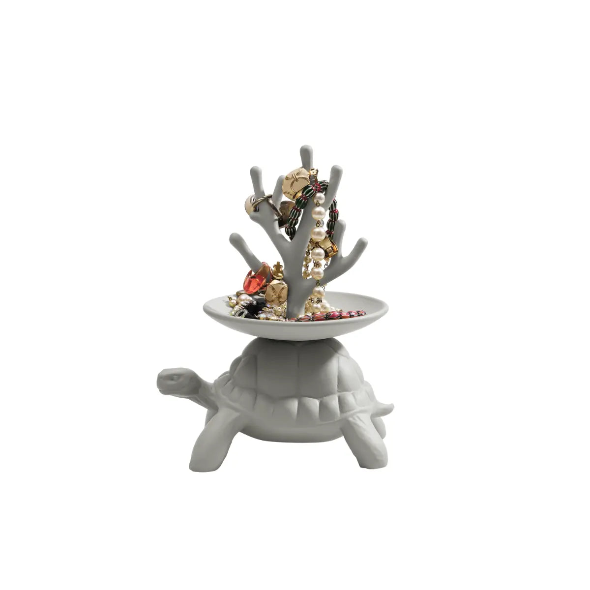 Portagioie grigio chiaro a forma di tartaruga che sorregge un piattino con un albero di corallo sul carapace
