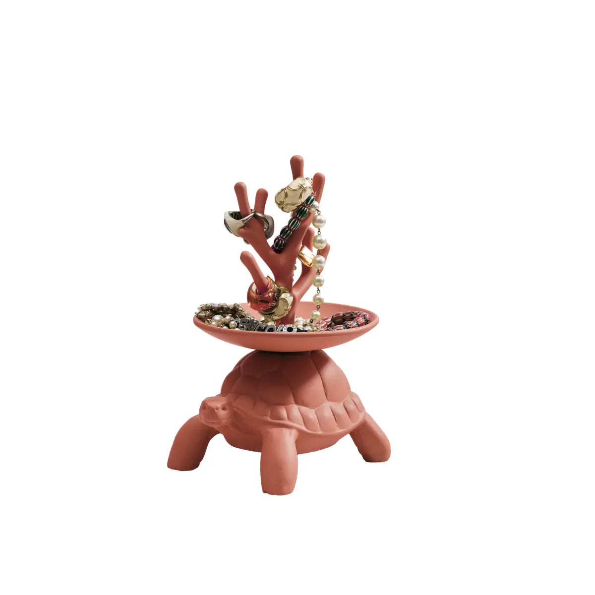 Portagioie color terracotta a forma di tartaruga che sorregge un piattino con un albero di corallo sul carapace