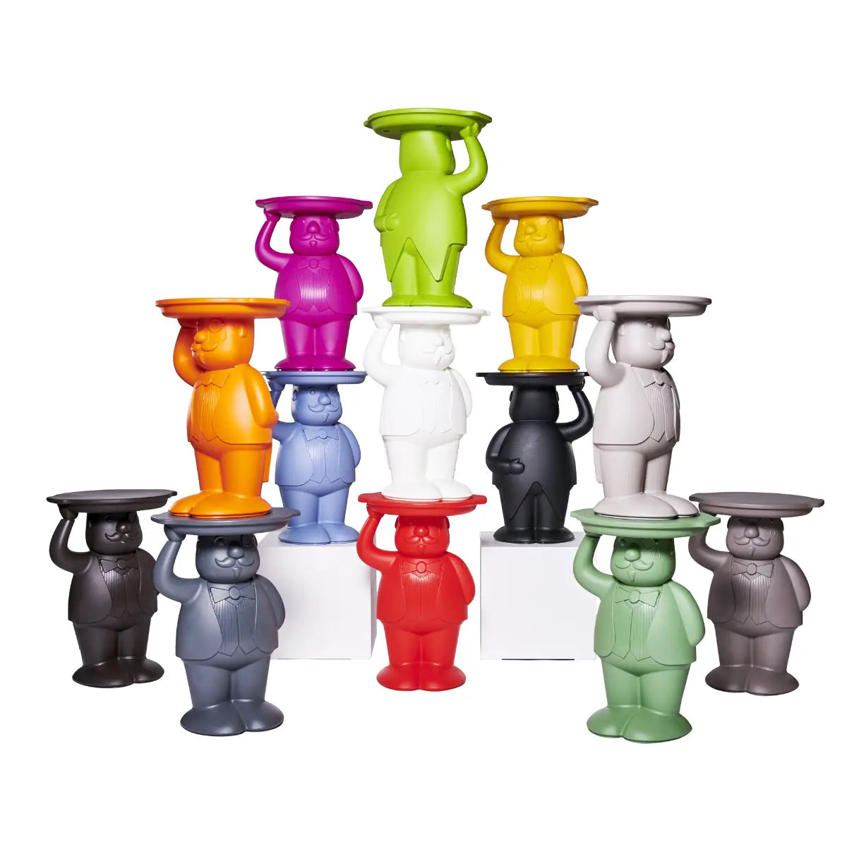 Tanti tavolini Ambrogio colorati posizionati uno sopra l'latro per formare una piramide. Sfondo bianco