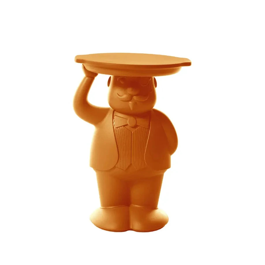 Tavolino arancione che rappresenta un maggiordomo con un braccio alzato che sostiene un vassoio che funge da appoggio del tavolino. Sfondo bianco