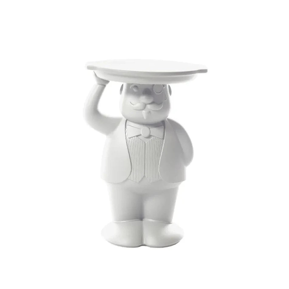 Tavolino bianco che rappresenta un maggiordomo con un braccio alzato che sostiene un vassoio che funge da appoggio del tavolino. Sfondo bianco