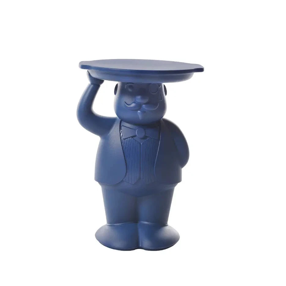 Tavolino blu che rappresenta un maggiordomo con un braccio alzato che sostiene un vassoio che funge da appoggio del tavolino. Sfondo bianco