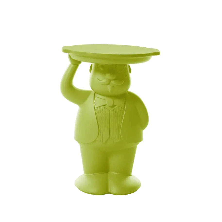 Tavolino verde lime che rappresenta un maggiordomo con un braccio alzato che sostiene un vassoio che funge da appoggio del tavolino. Sfondo bianco