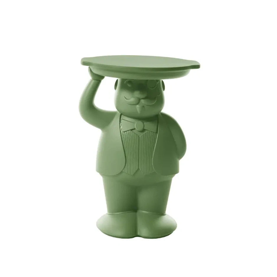 Tavolino verde salvia che rappresenta un maggiordomo con un braccio alzato che sostiene un vassoio che funge da appoggio del tavolino. Sfondo bianco
