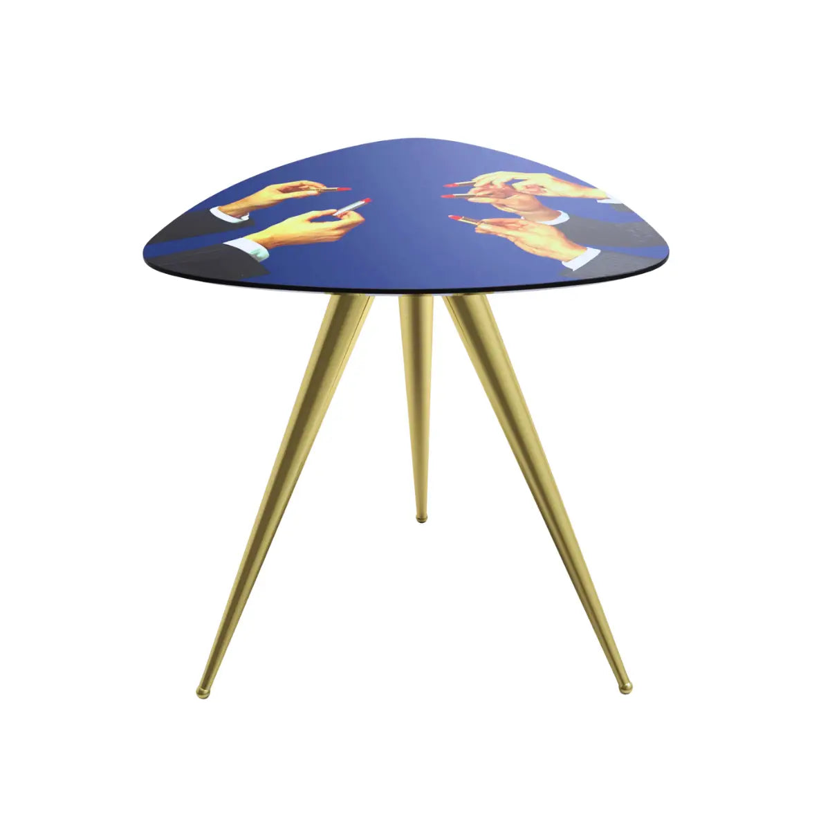 Tavolino blu con mani che tengono rossetti rossi. Gambe color oro. Sfondo bianco