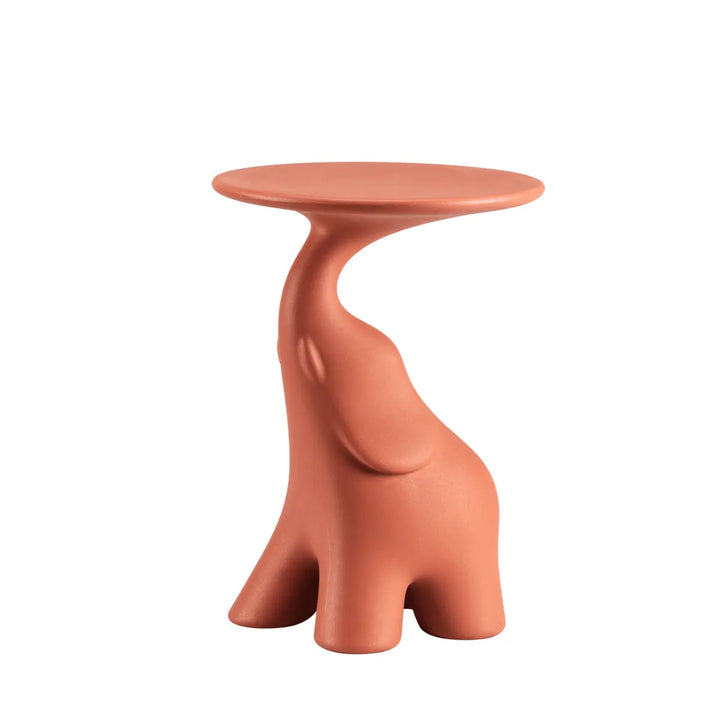Tavolino a forma di elefante con piano rotondo di colore terracotta di Qeeboo