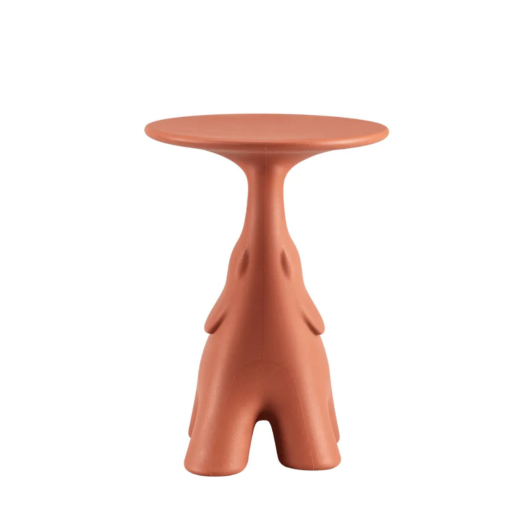 Tavolino a forma di elefante con piano rotondo di colore terracotta di Qeeboo visione frontale 
