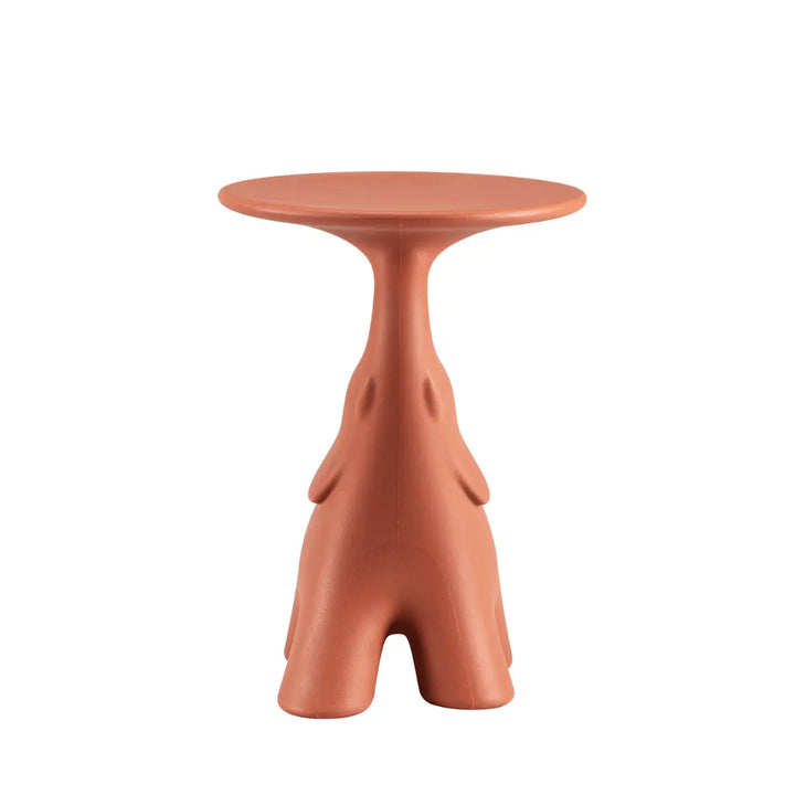 Tavolino a forma di elefante con piano rotondo di colore terracotta di Qeeboo visione frontale 