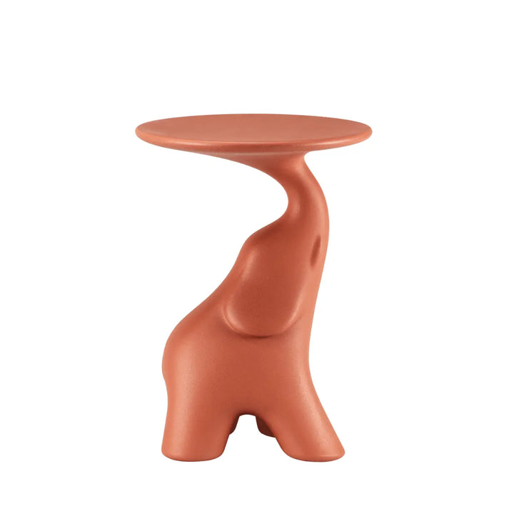 Tavolino a forma di elefante con piano rotondo di colore terracotta di Qeeboo visione laterale