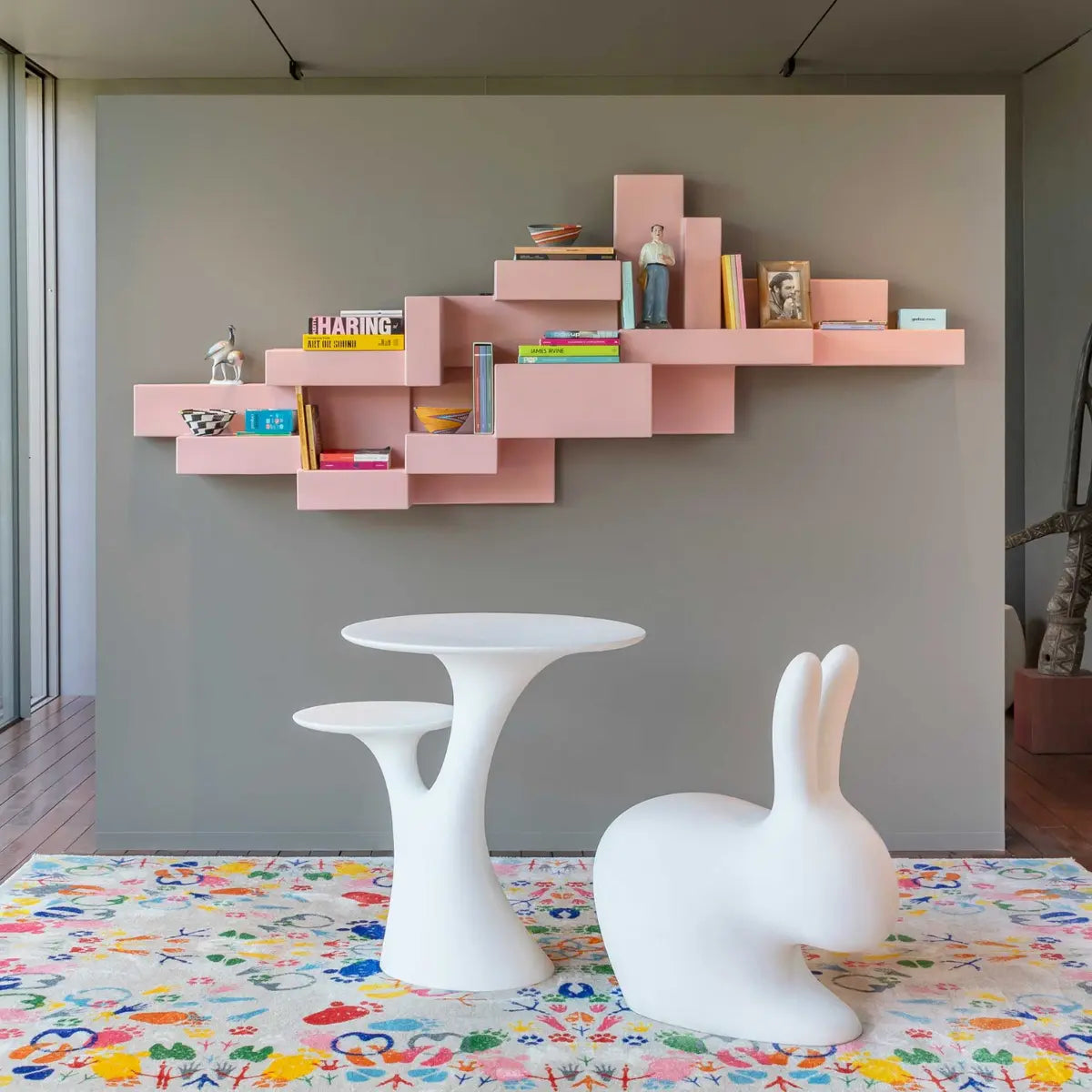 Tavolo bianco che si presenta come un albero con due rami che sorreggono due piani circolari.