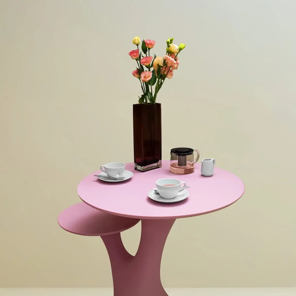 Tavolo che si presenta come un albero con due rami che sorreggono due piani circolari.