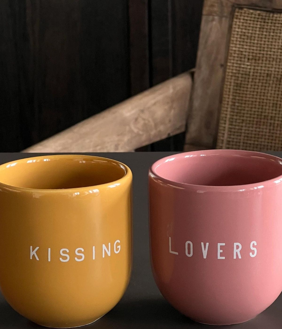 Tazza gialla con scritta bianca Kissing e tazza rosa con scritta bianca Lovers